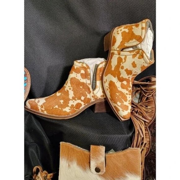Myra Cowhide Dixon Booties Western Heel Snug & Easy Going - Picture 1 of 12
